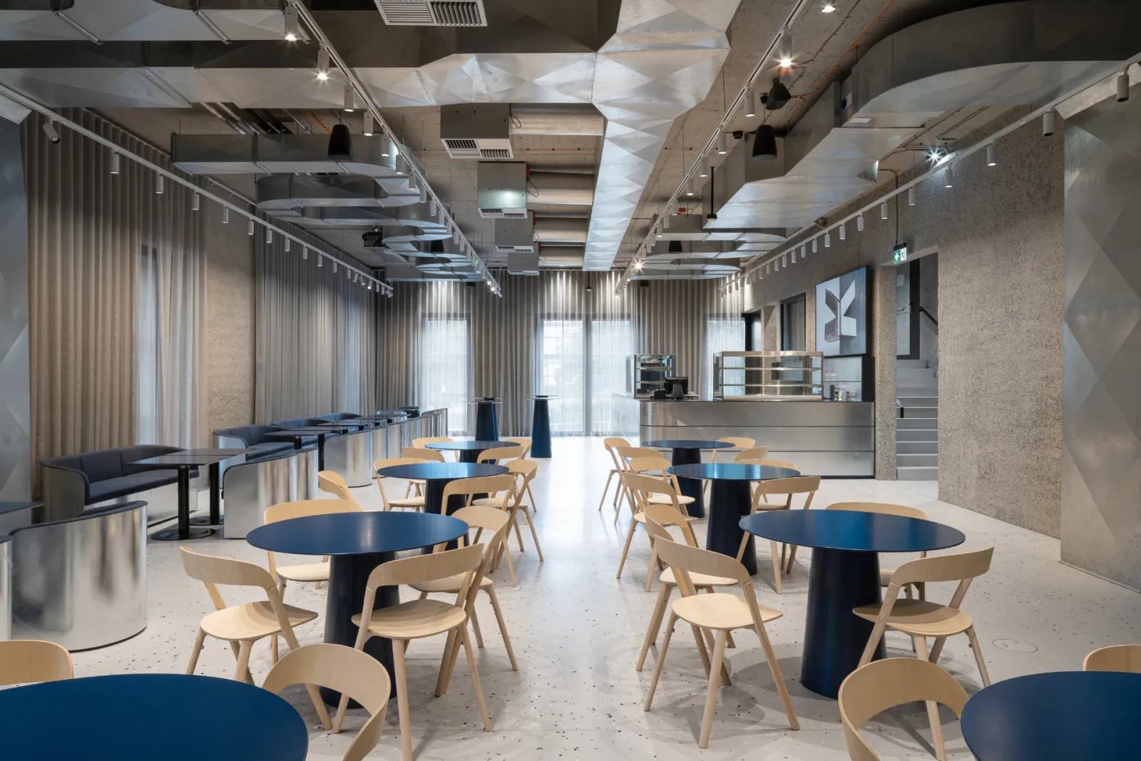 Eventový Industriální prostor s terasami, galerií a výhledem na Pražský hrad