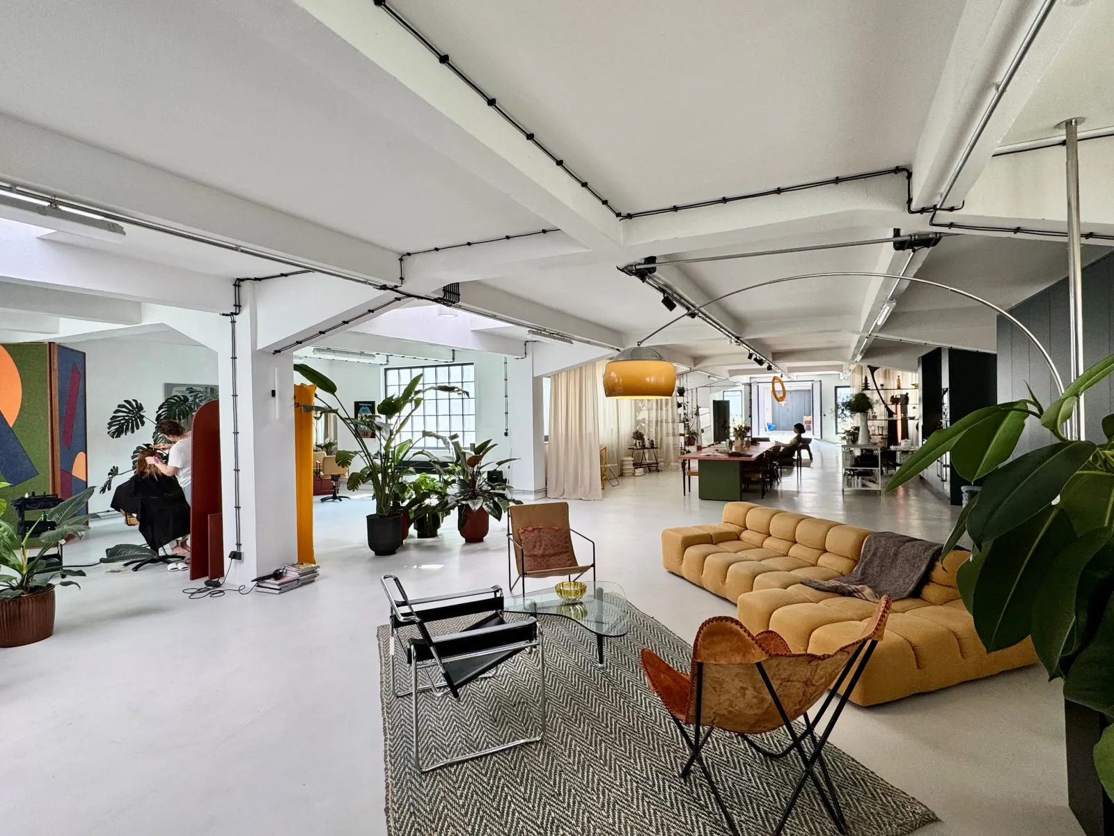 The Apartment: Světlý industriální eventový prostor s terasou a nákladním výtahem, který uveze i auto