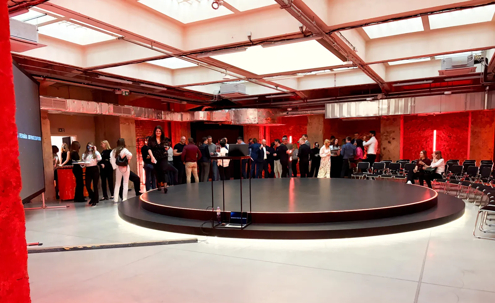 Futuristický eventový prostor s kruhovou stage Praha – fotka 3