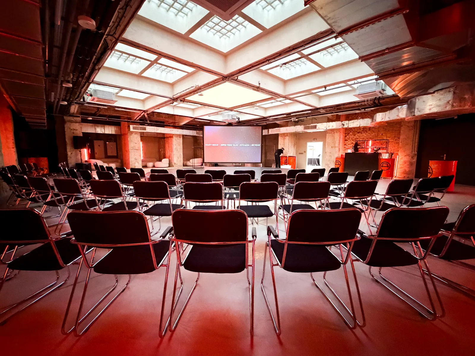 Futuristický eventový prostor s kruhovou stage Praha