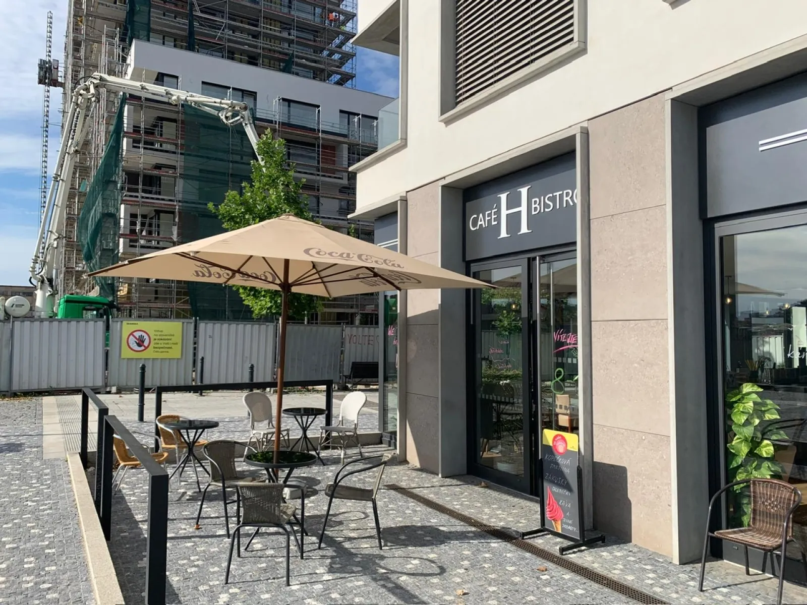 109 m² café space, Parková čtvrť — corner unit with a 39 m² terrace.