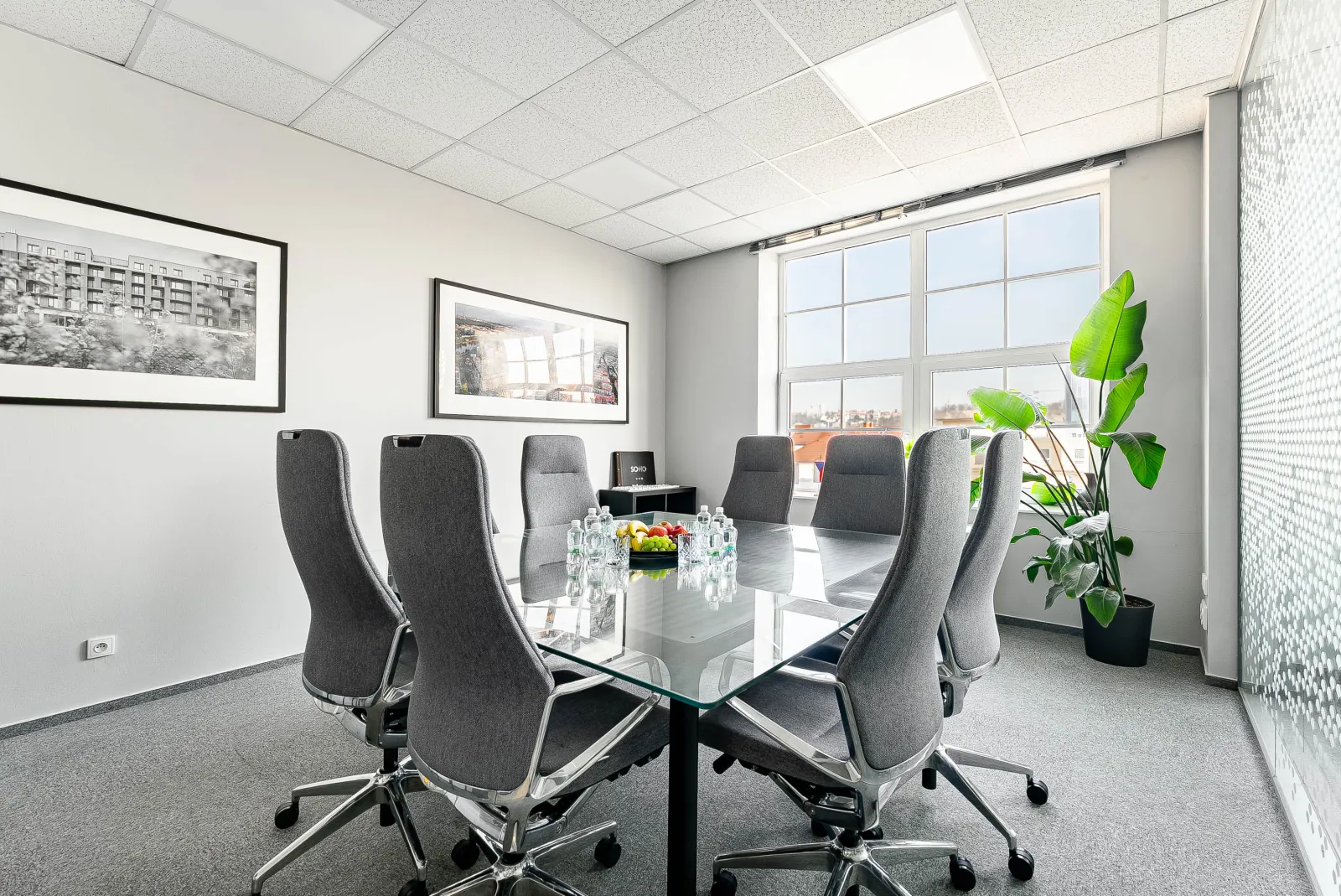 Offices with a garage and reception area, U Uranie 18 – photo 3