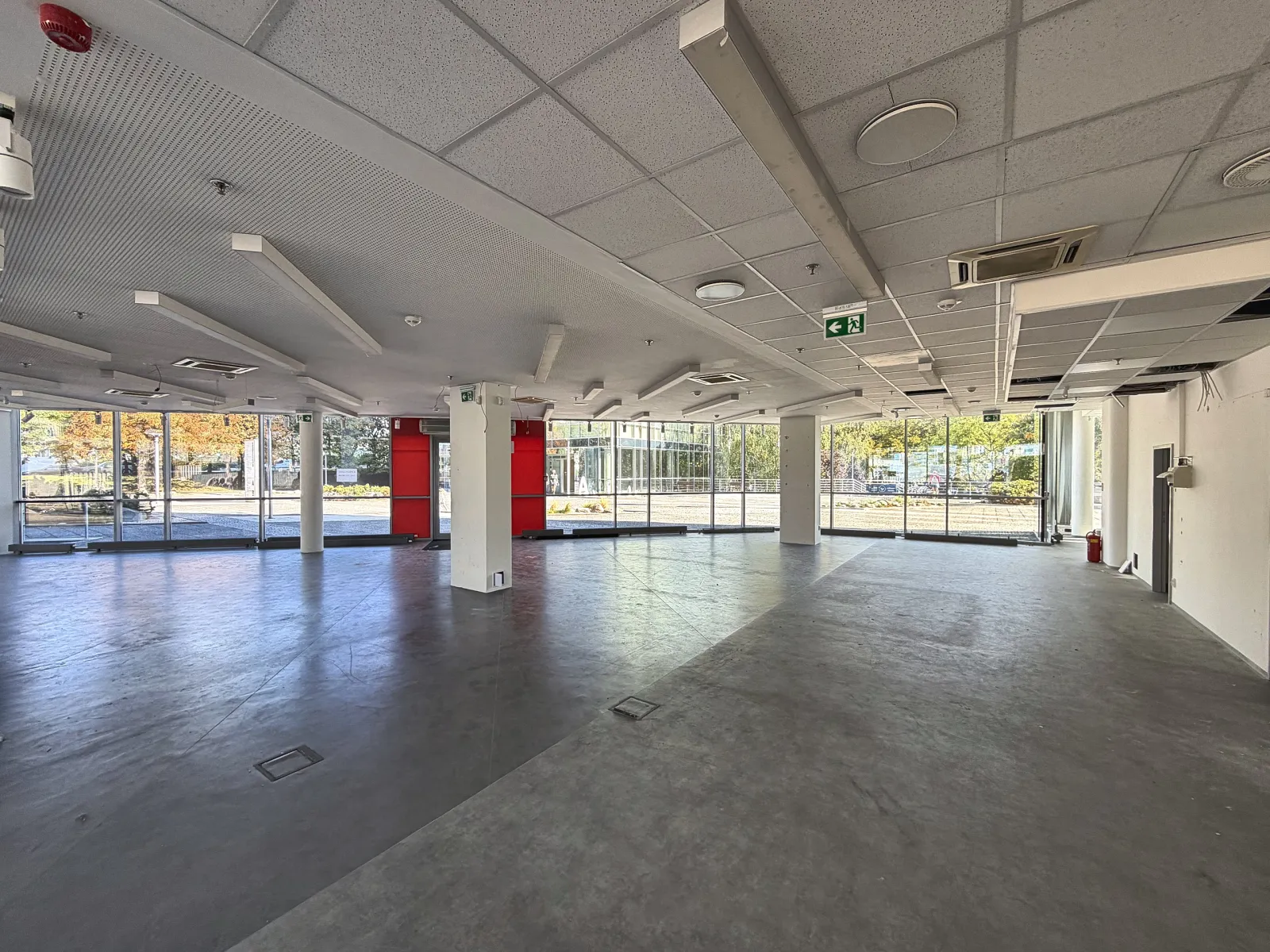 Corner retail space for a showroom and services, Lighthouse – photo 3