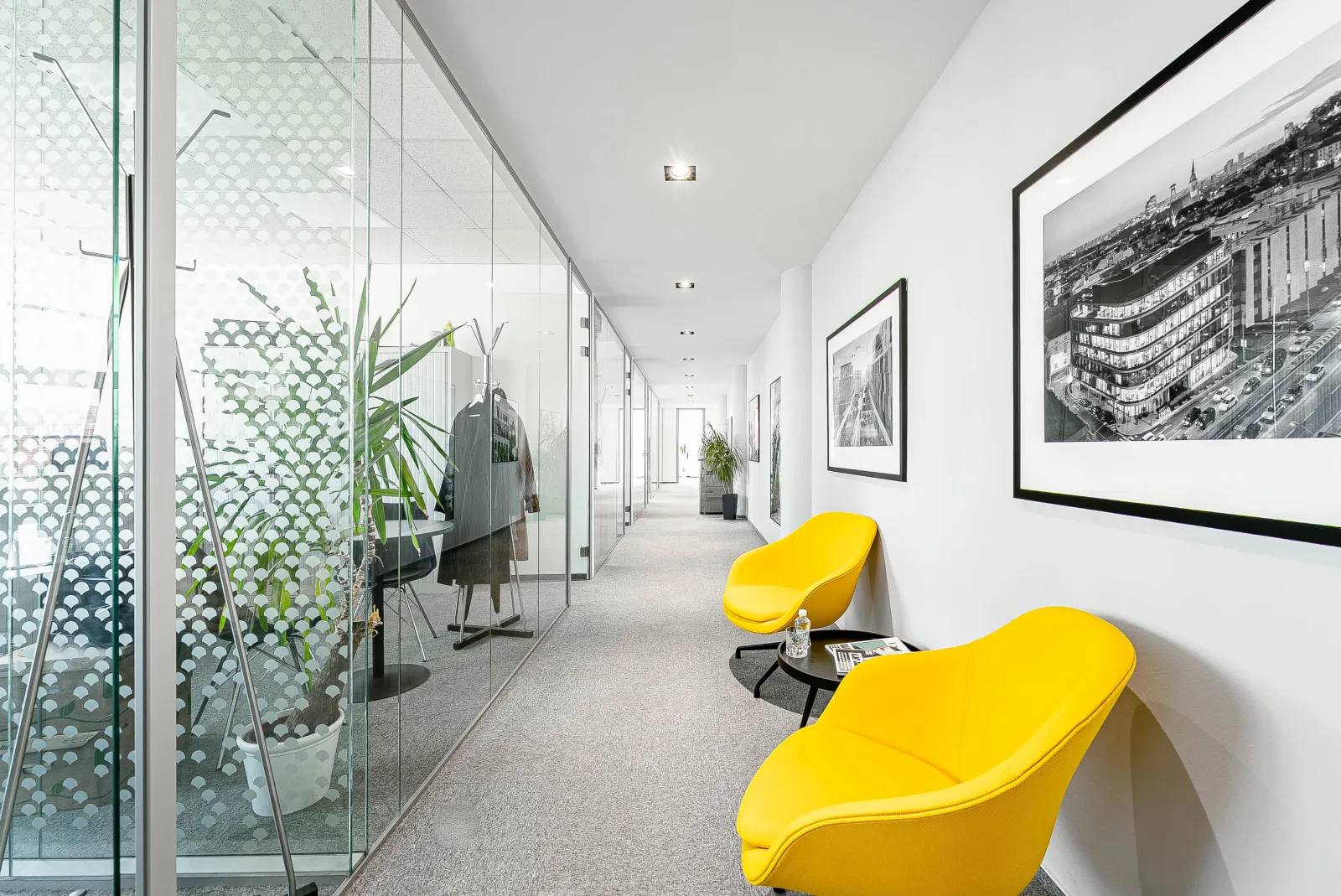 Offices with a garage and reception area, U Uranie 18 – photo 2