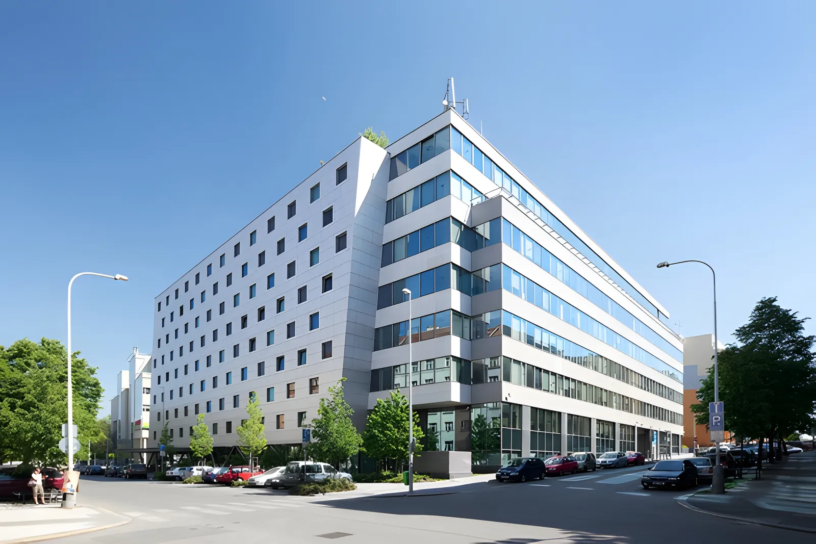 Luxembourg Plaza, offices, Flora metro station